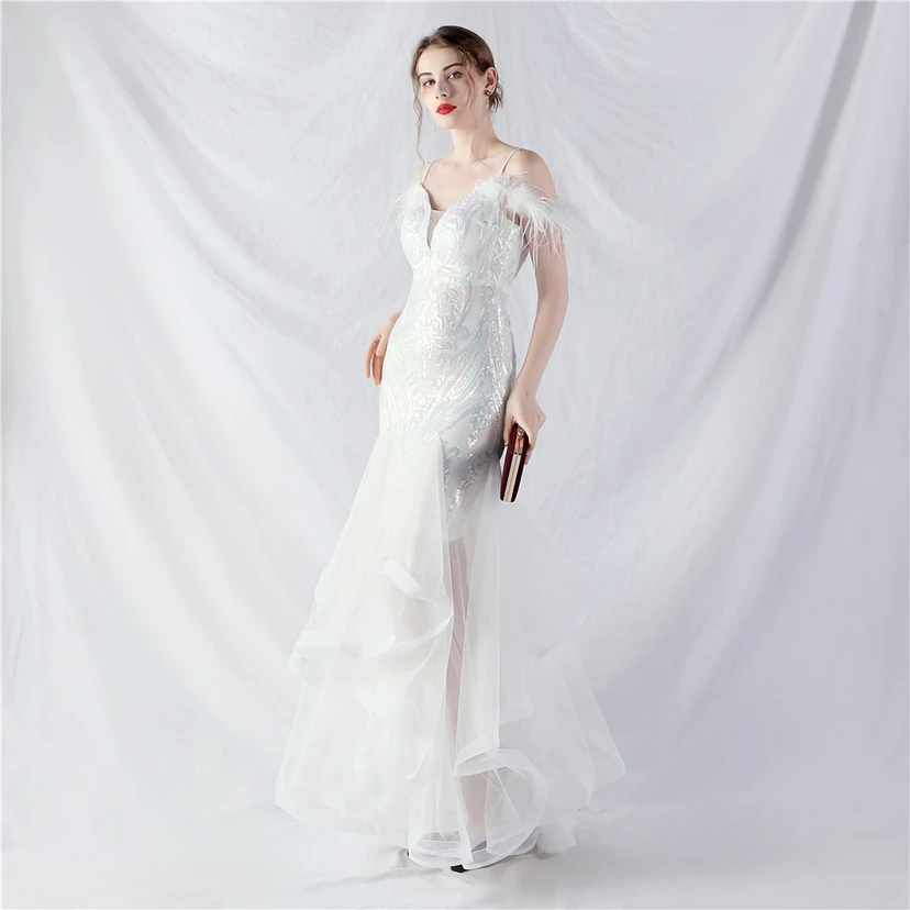 Robe de danse artisanale en filet rigide orné de plumes d'autruche, de perles et de fleurs, confectionnée en maille. view 14