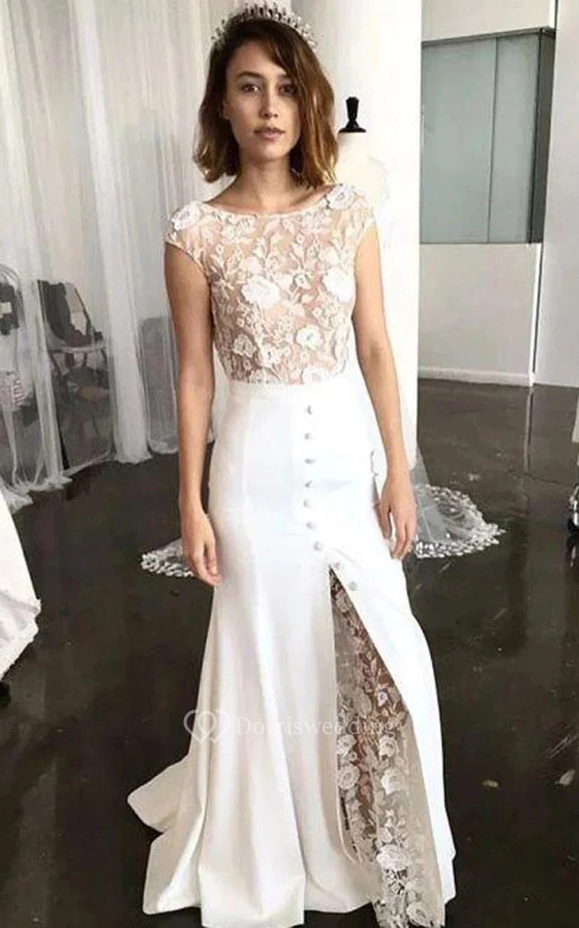 Boho-Hochzeitskleid mit Rundhalsausschnitt, Kapuze, vorderem Schlitz und floralen Applikationen