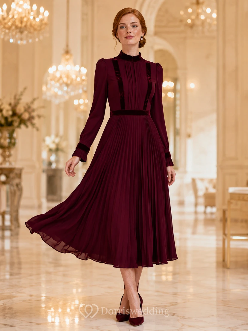 Vestido de invitada de gasa plisada de cuello alto color burdeos, largo hasta la rodilla