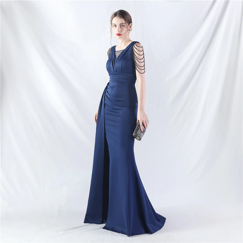 Ein Abendkleid aus insgesamt 8 Farben, gefertigt mit aufwendiger Satinfalttechnik und Perlenstickerei. view 49