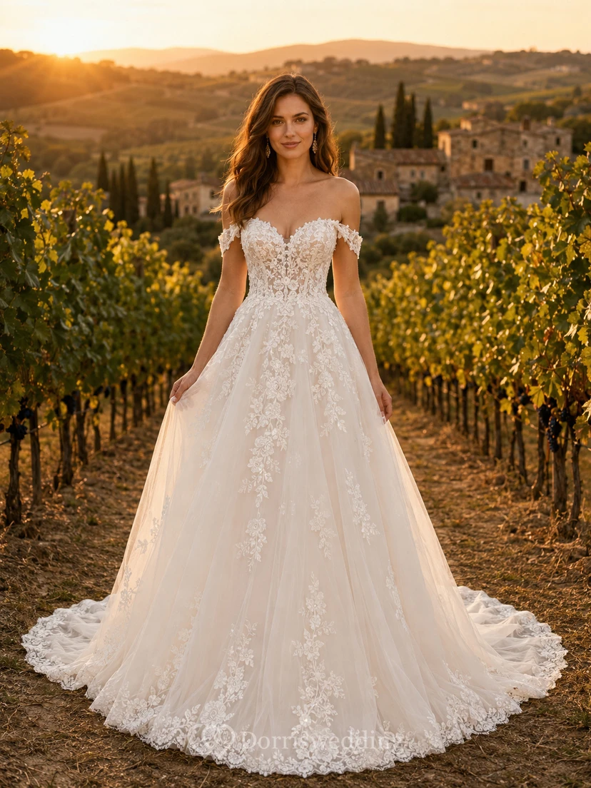 Vestido de novia de tul y encaje campestre, estilo princesa, con hombros descubiertos, cola larga y espalda en V baja.