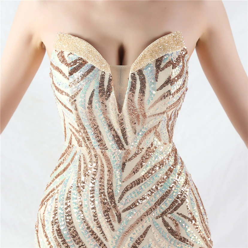 Schwer gearbeitetes, perlenbesetztes Abendkleid aus Netzgewebe mit superdichter Paillettenbesatz view 44