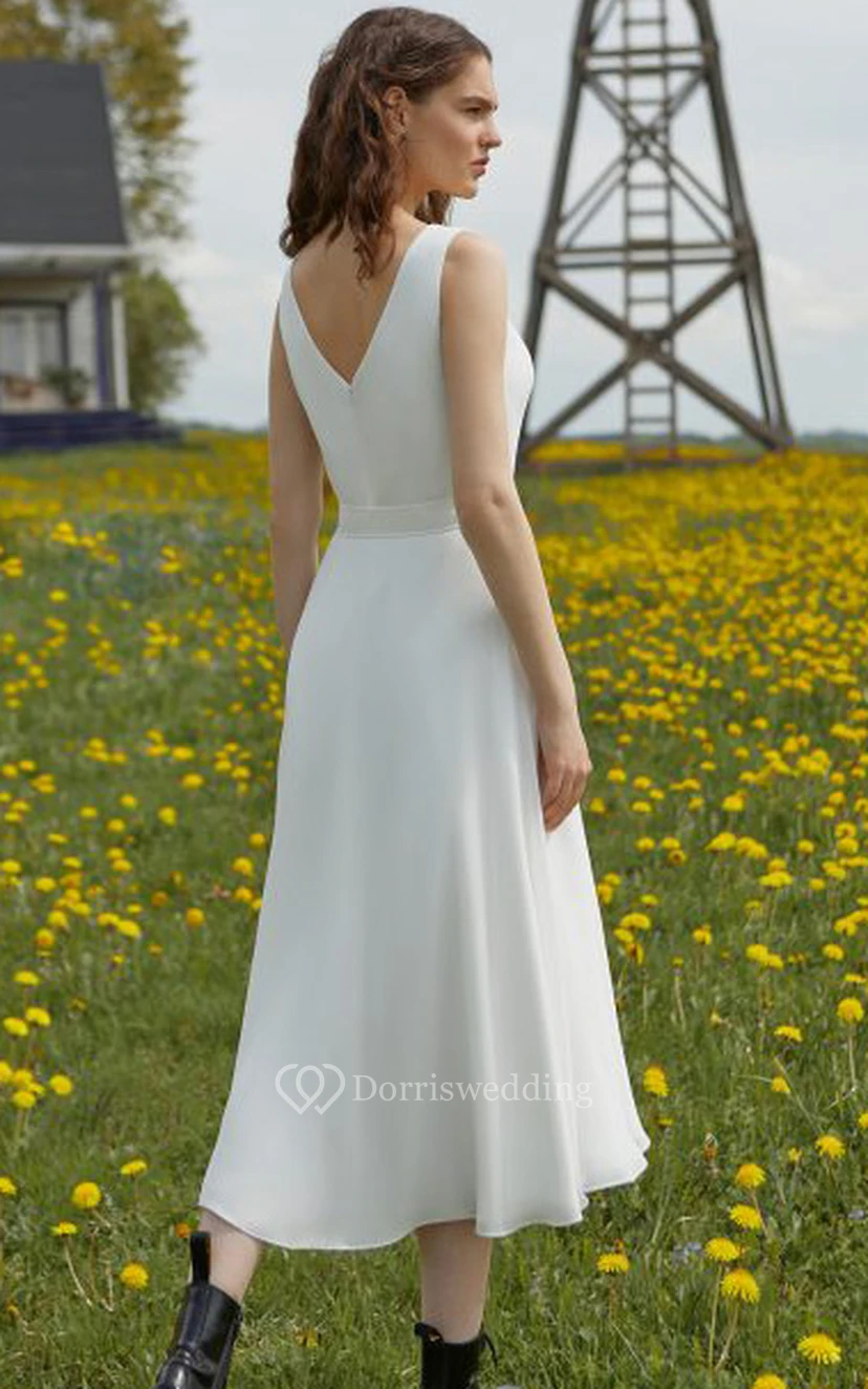 Robe de mariée vintage en mousseline de soie, longueur thé, sans manches, coupe trapèze, dos nu en V, avec ceinture. view 2