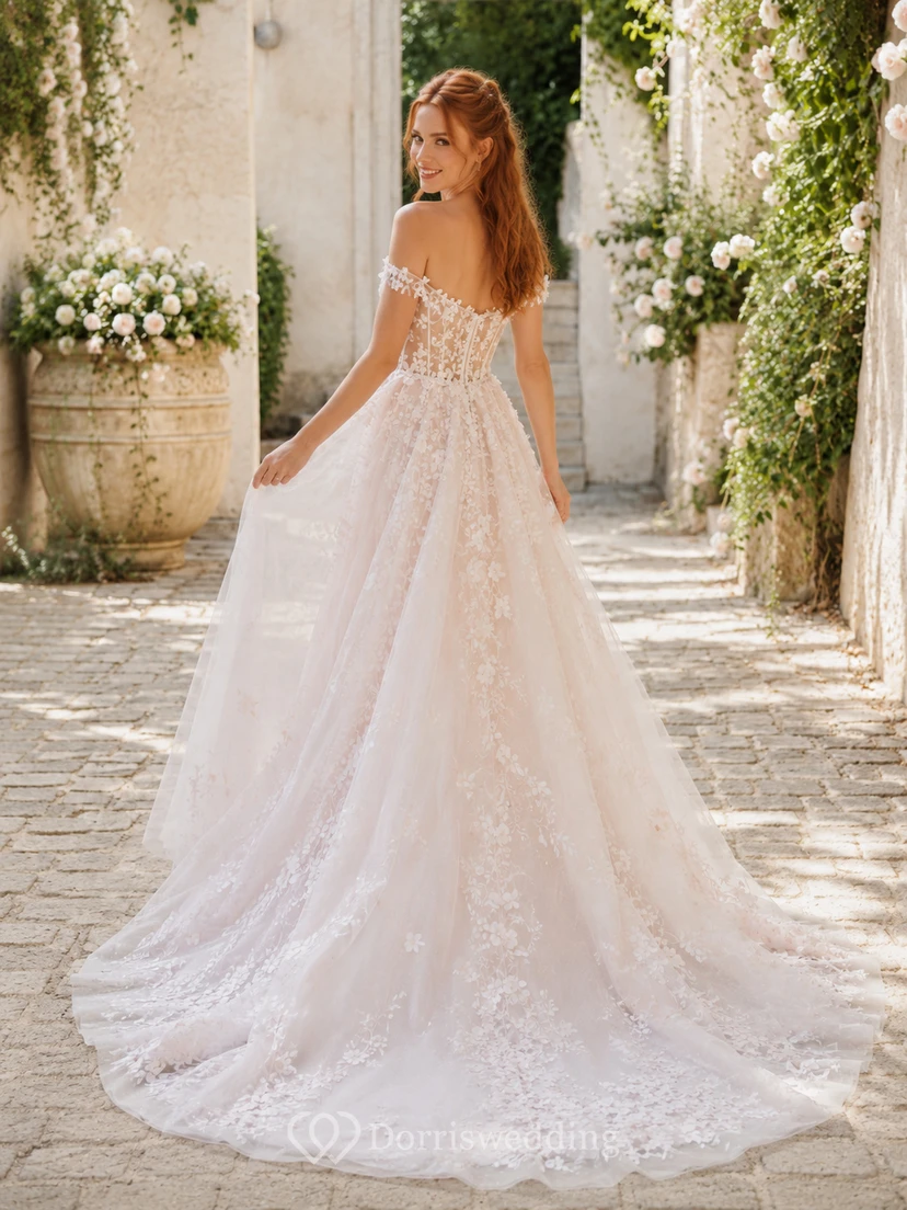 Robe de mariée enchanteresse en dentelle et tulle, épaules dénudées, manches courtes, coupe trapèze, traîne chapelle, applications florales, inspirée par Lakeside Bridal view 2