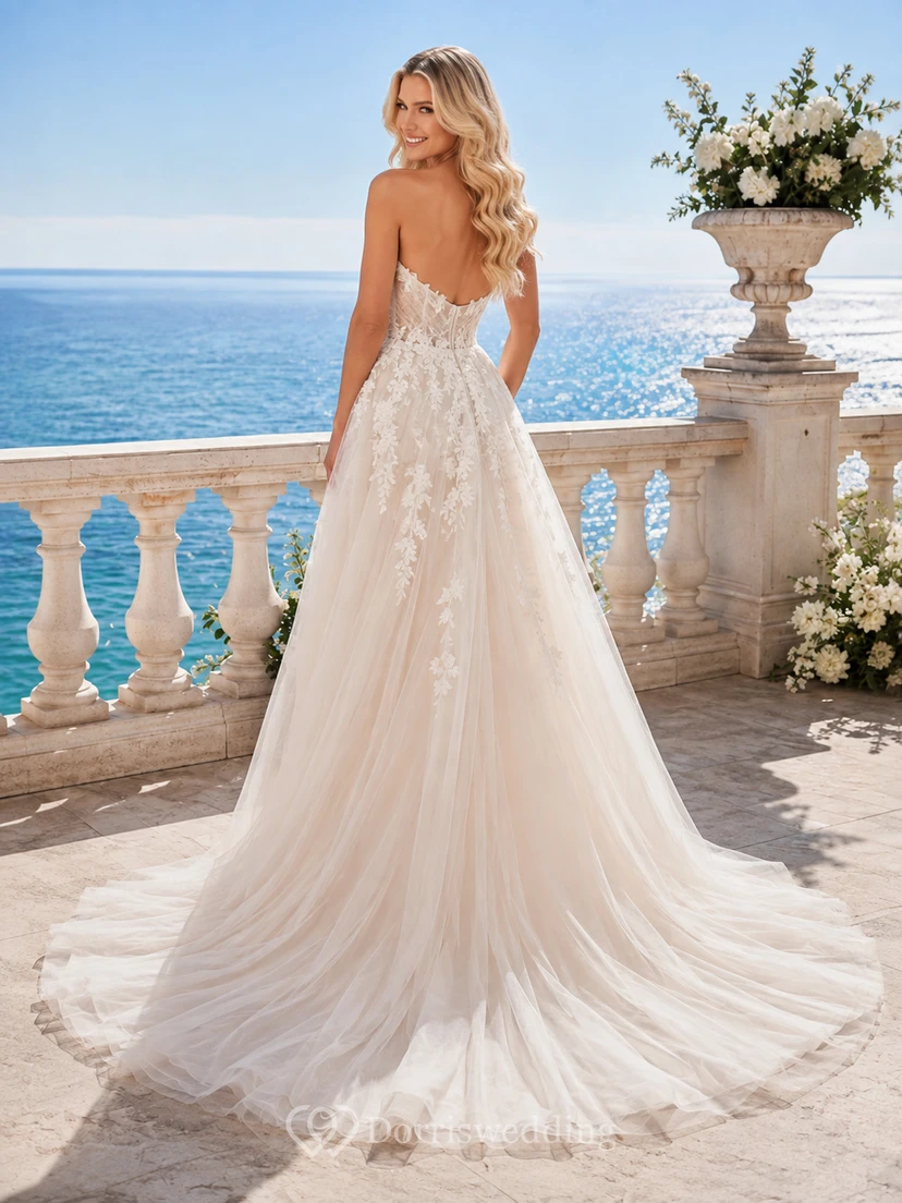Robe de mariée romantique bustier en dentelle et tulle, dos nu, style chapelle, plage view 2