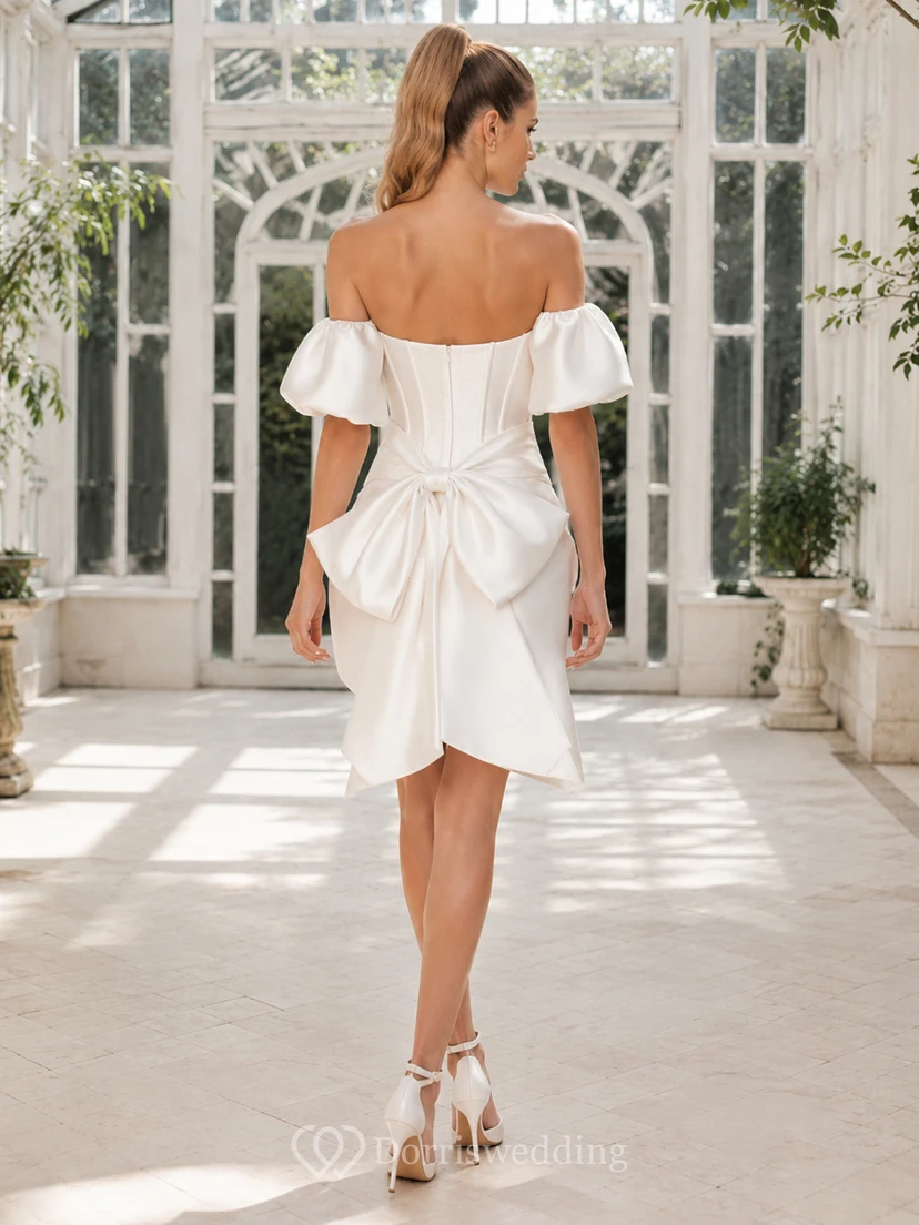 Robe de mariée mini asymétrique en satin, épaules dénudées, manches bouffantes et nœud. view 2