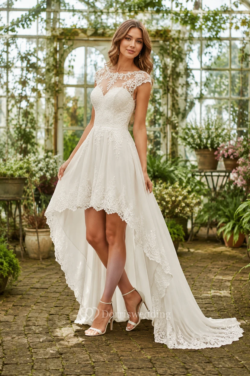 Robe de mariée en dentelle à manches courtes, décolleté asymétrique, dos illusion et traîne.