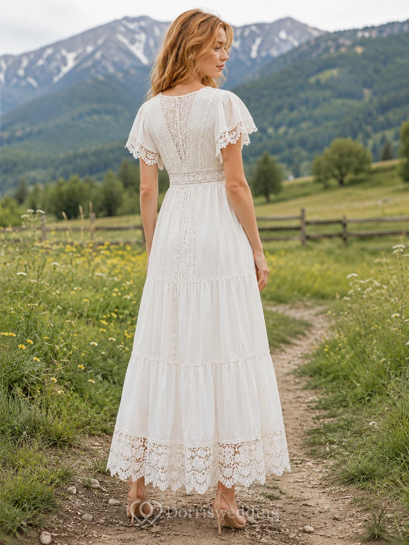 Vestido de novia estilo bohemio con cuello joya, volantes y encaje, largo hasta la rodilla, color pradera. view 2