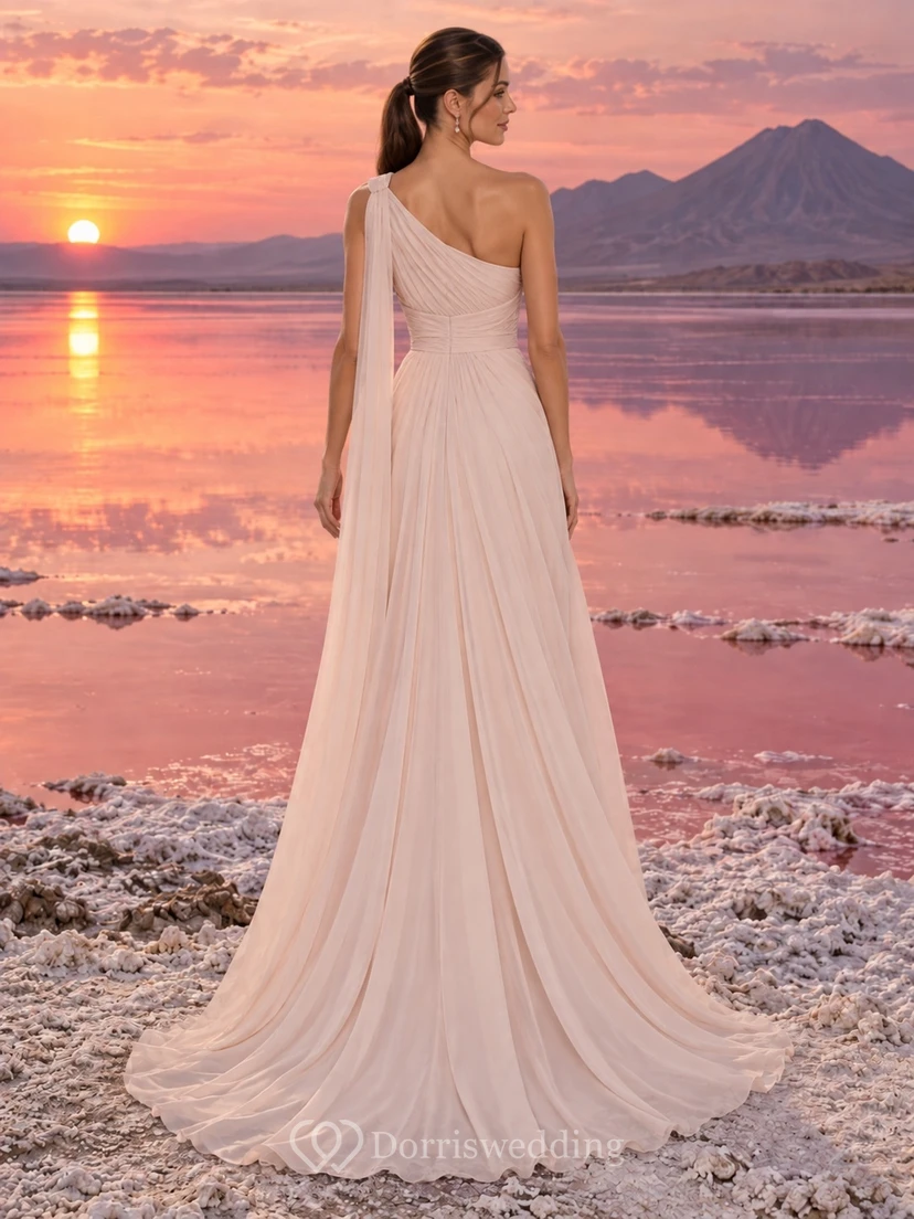 Sencillo vestido de novia de gasa rosa empolvado con un solo hombro y corpiño drapeado en línea A view 2