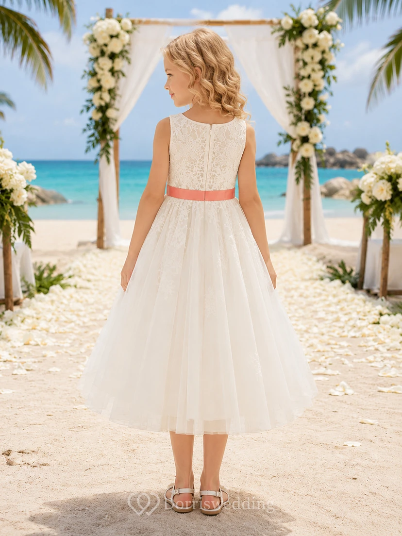 Sencillo vestido de niña de las flores con corte en A, cuello joya, cinta en la cintura, tul color marfil, ideal para ceremonias en la playa. view 2