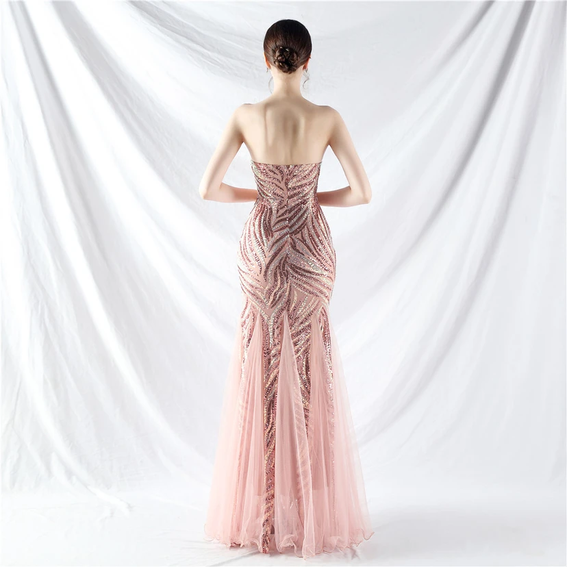 Schwer gearbeitetes, perlenbesetztes Abendkleid aus Netzgewebe mit superdichter Paillettenbesatz view 24