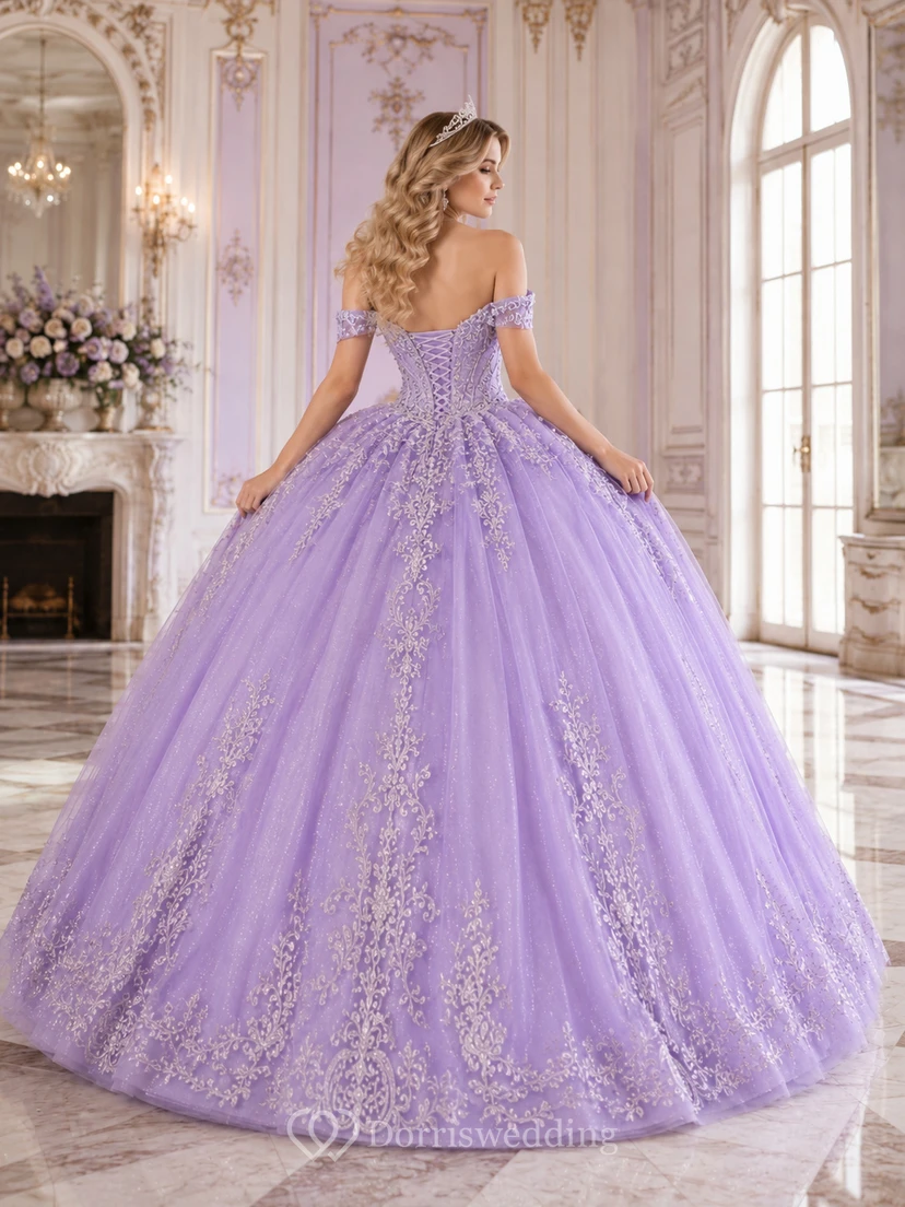 Vestido de princesa de quinceañera de tul bordado con escote corazón y hombros descubiertos, color lila plateado de lujo. view 2