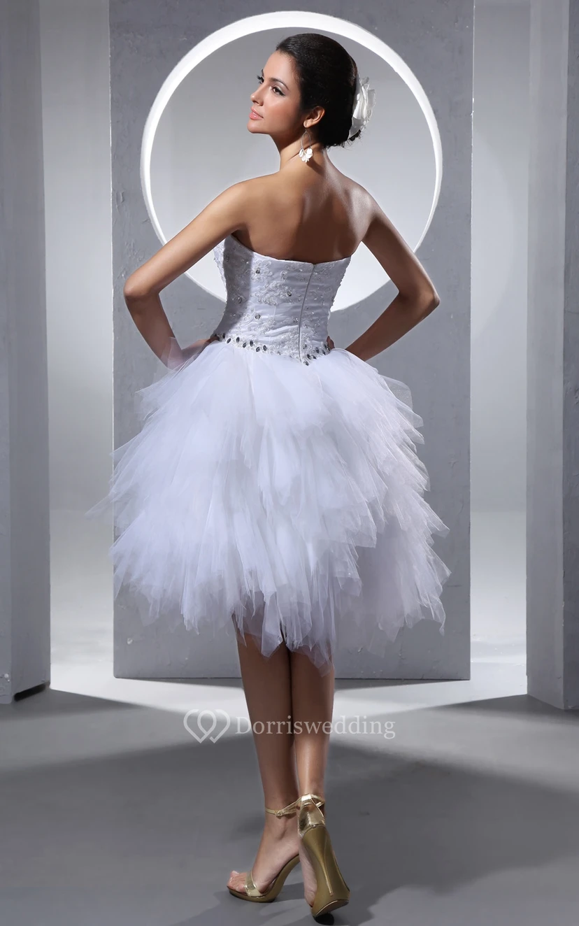 Robe courte bustier arrivant au genou, ornée de perles et de volants view 6