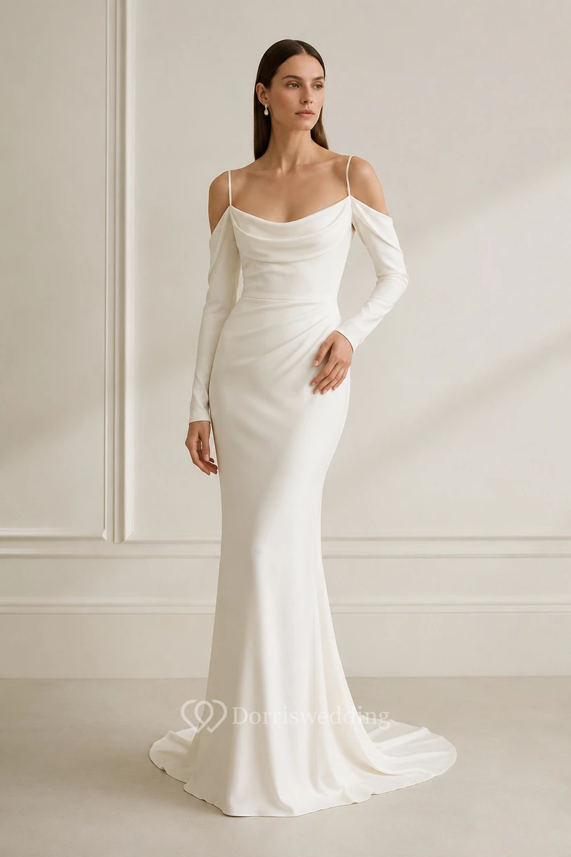 Robe de mariée fourreau à manches longues et épaules dénudées avec traîne.