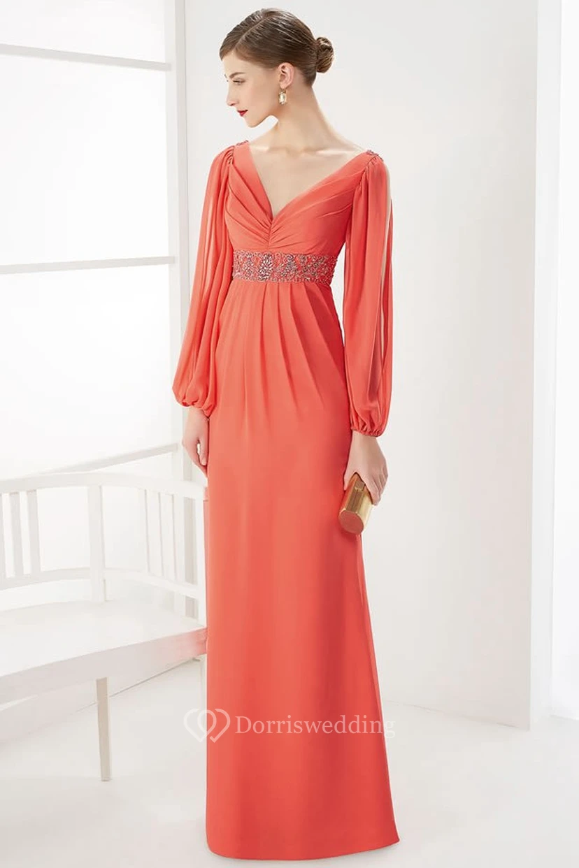 Vestido largo de fiesta con escote imperio, espalda en V, mangas largas con abertura y tirantes finos en la espalda.
