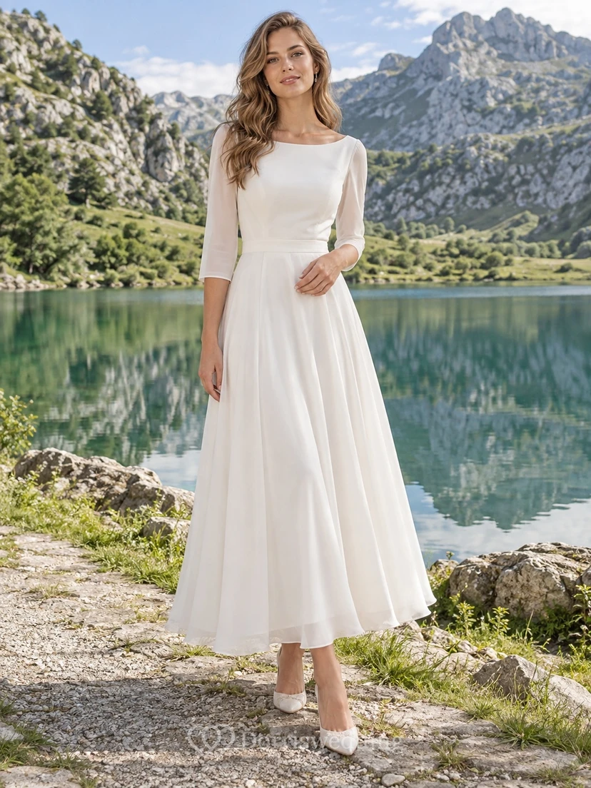 Sencillo vestido de novia de gasa hasta la rodilla, corte en A, escote barco, mangas tres cuartos.