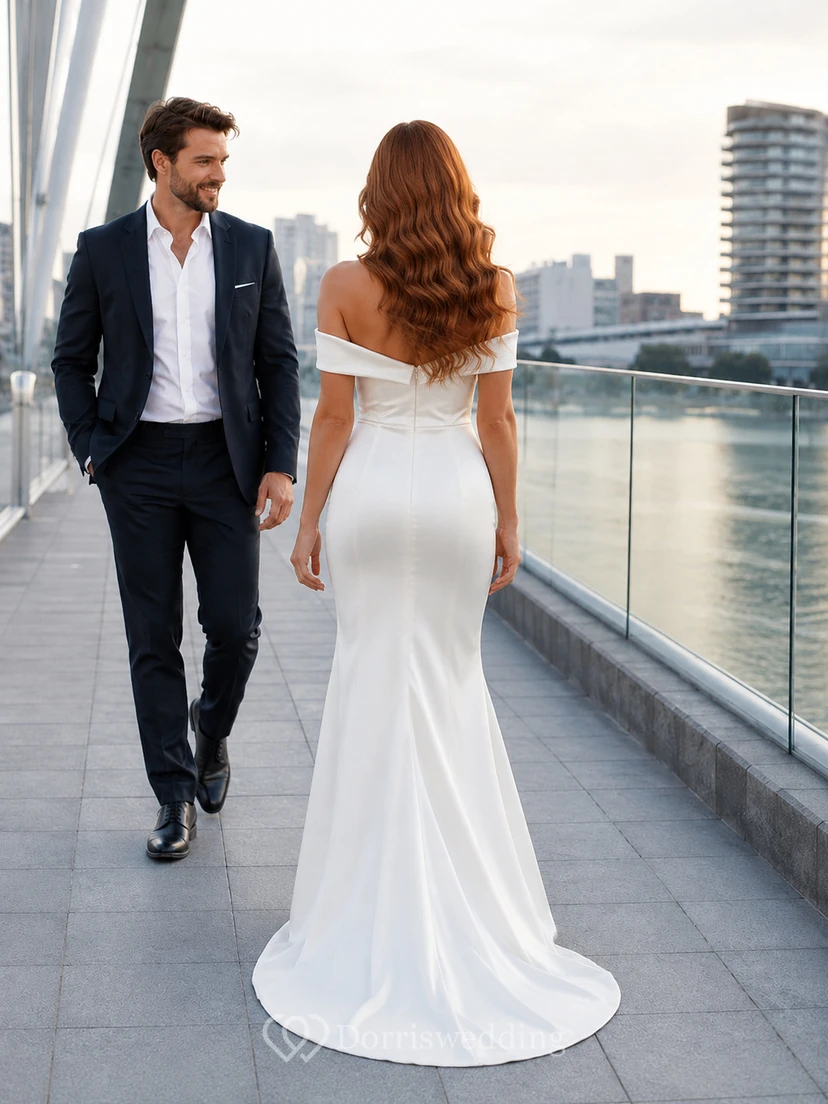 Robe de mariée blanche en satin froncée à épaules dénudées pour séance photo de couple view 2