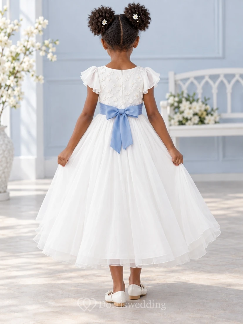 Vestido de niña de flores blanco, sencillo, de corte A, con tul, mangas con volantes y largo hasta los tobillos, con fajín azul. view 2
