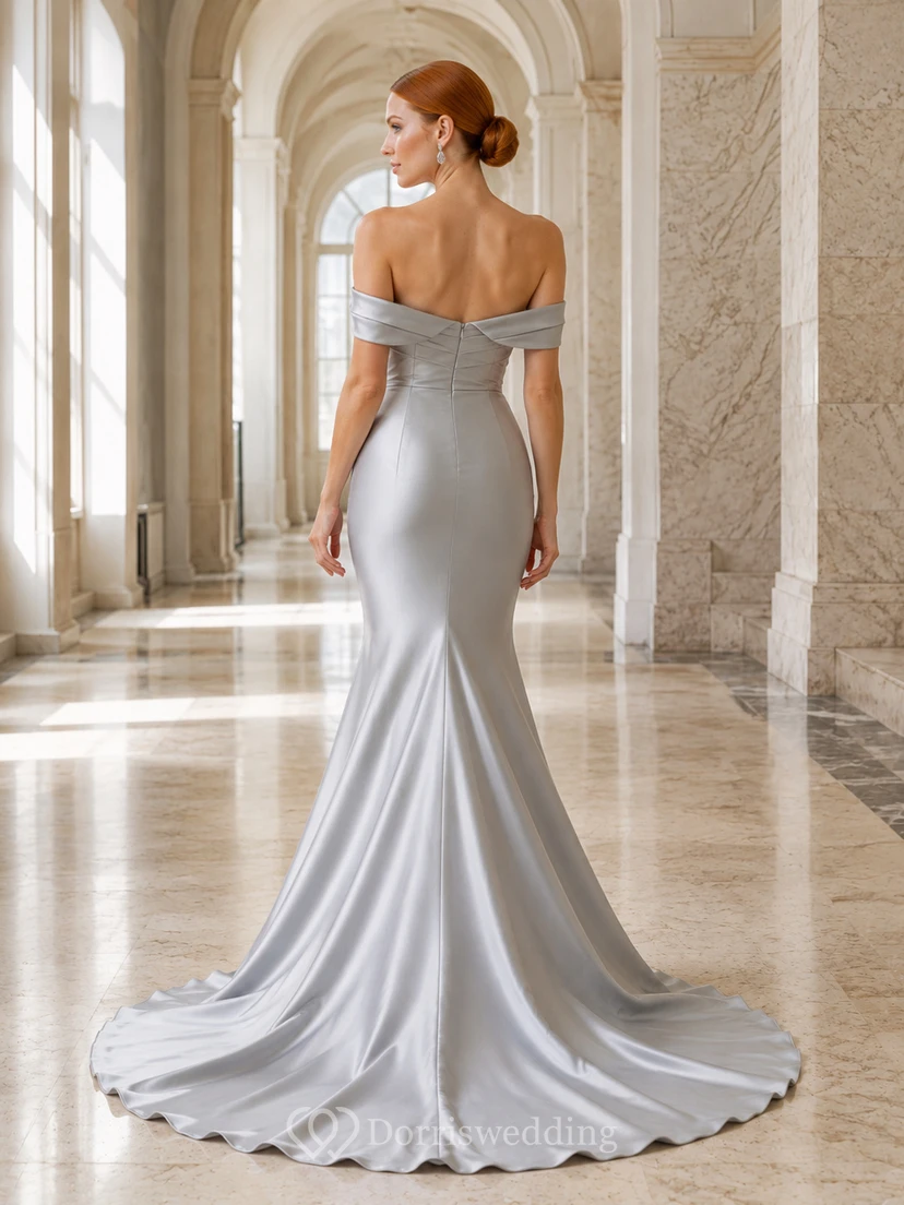 Robe de mariée sirène romantique en satin gris argenté drapé à épaules dénudées view 2