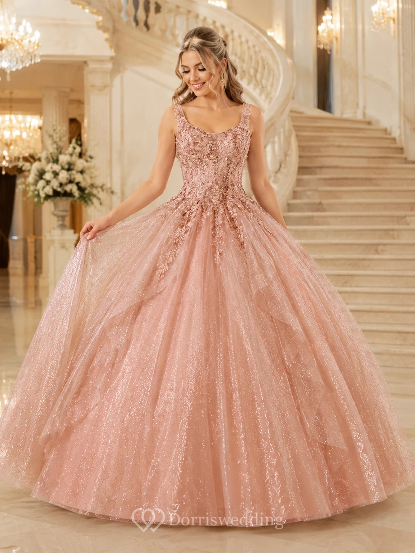 Robe de bal de princesse pour quinceañera, or rose doré, bretelles rondes, tulle pailleté et perles, robe de bal de princesse à bretelles rondes et perles, en tulle pailleté.