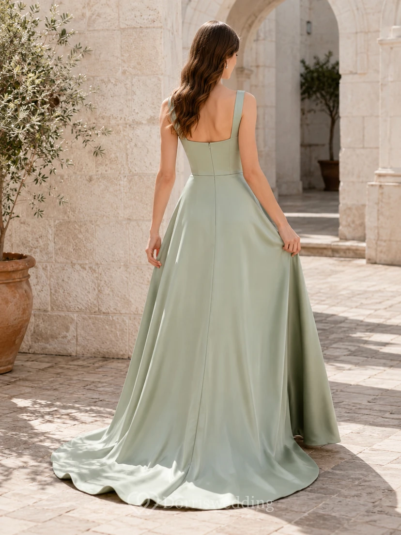 Robe de mariée en satin sauge à bretelles carrées, coupe trapèze et traîne. view 2