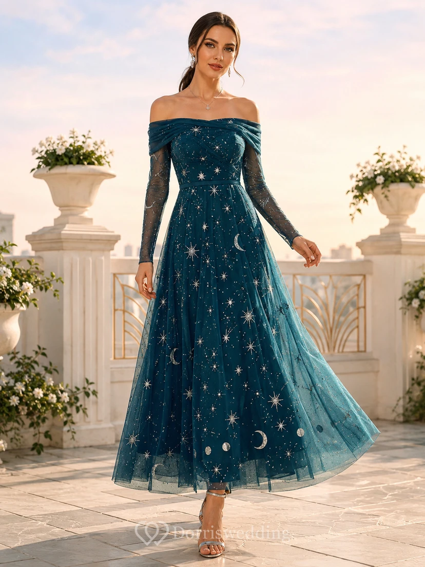 Robe d'invitée trapèze en tulle céleste à épaules dénudées et manches longues, ornée d'un paon.
