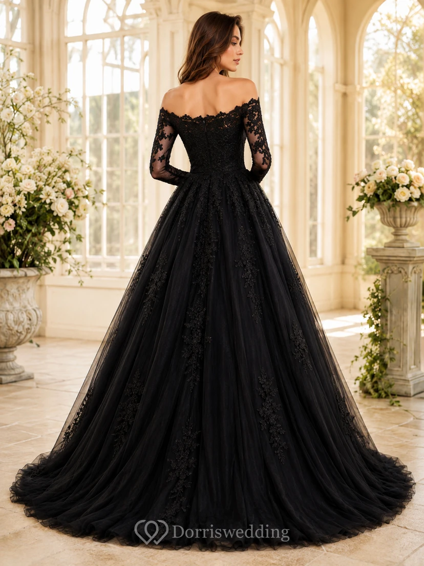 Vestido de noche largo de encaje floral negro con escote corazón, hombros descubiertos y cola de corte princesa. view 2