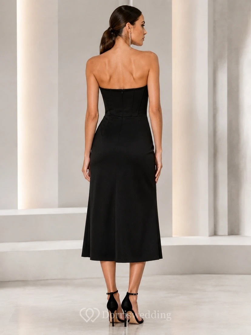 Robe fourreau sexy en satin noir sans bretelles et fendue sur le devant, longueur genou. view 2