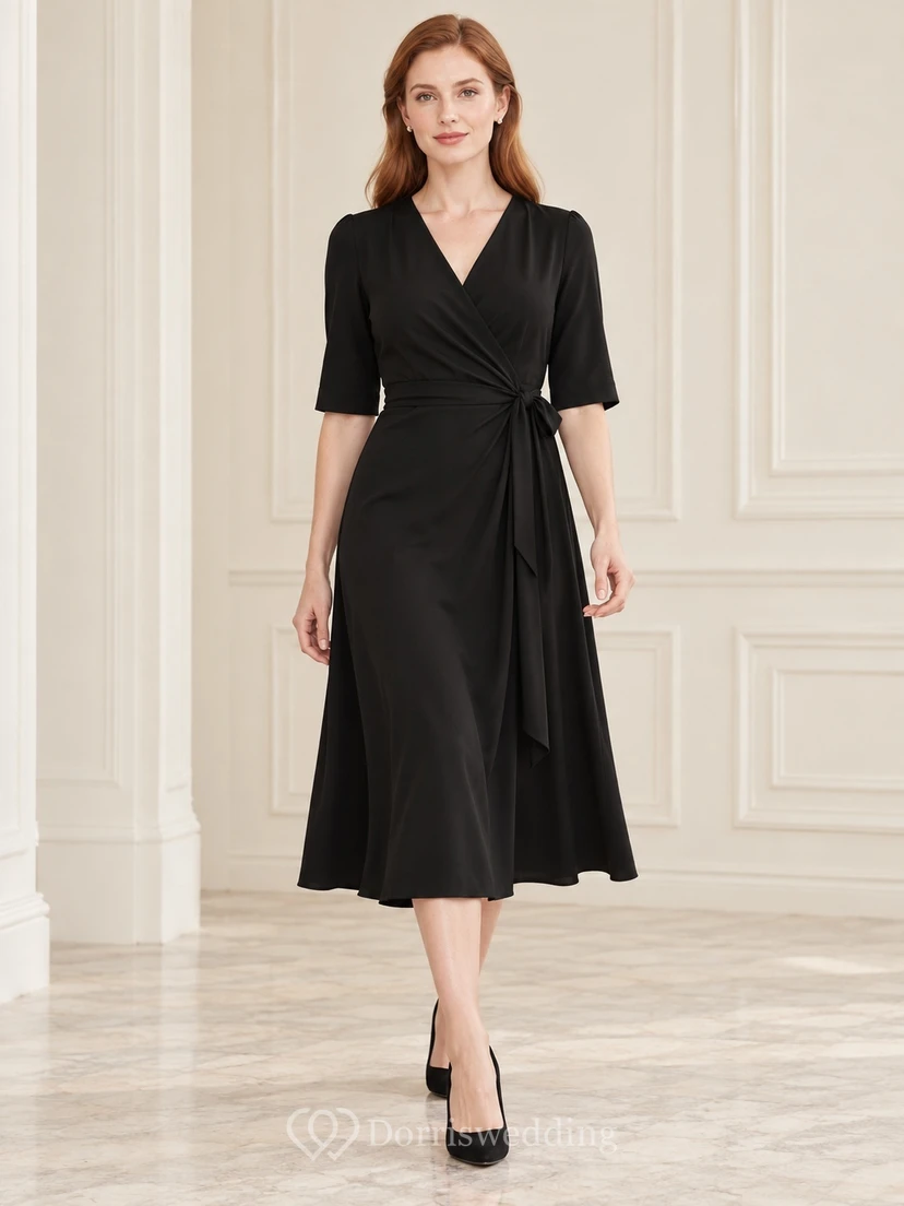 Schlichtes schwarzes Midikleid mit V-Ausschnitt, Wickeloptik, halben Ärmeln und Bindegürtel