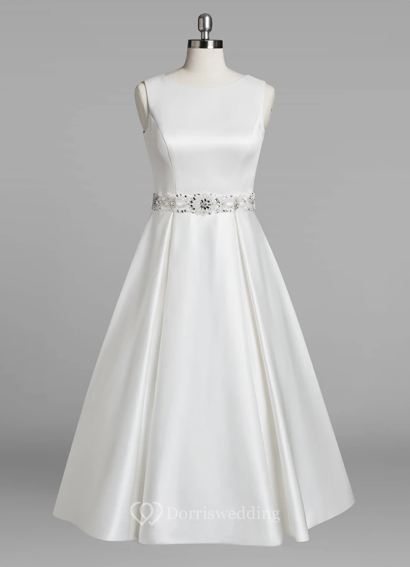 Robe de mariée en satin, longueur thé, sans manches, col rond, coupe trapèze, ornée de perles
