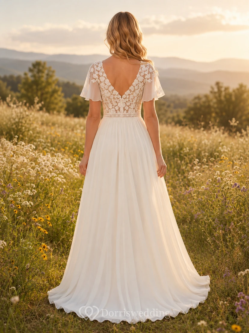 Robe de mariée en dentelle et tulle, coupe trapèze, col rond, manches courtes et traîne. view 2