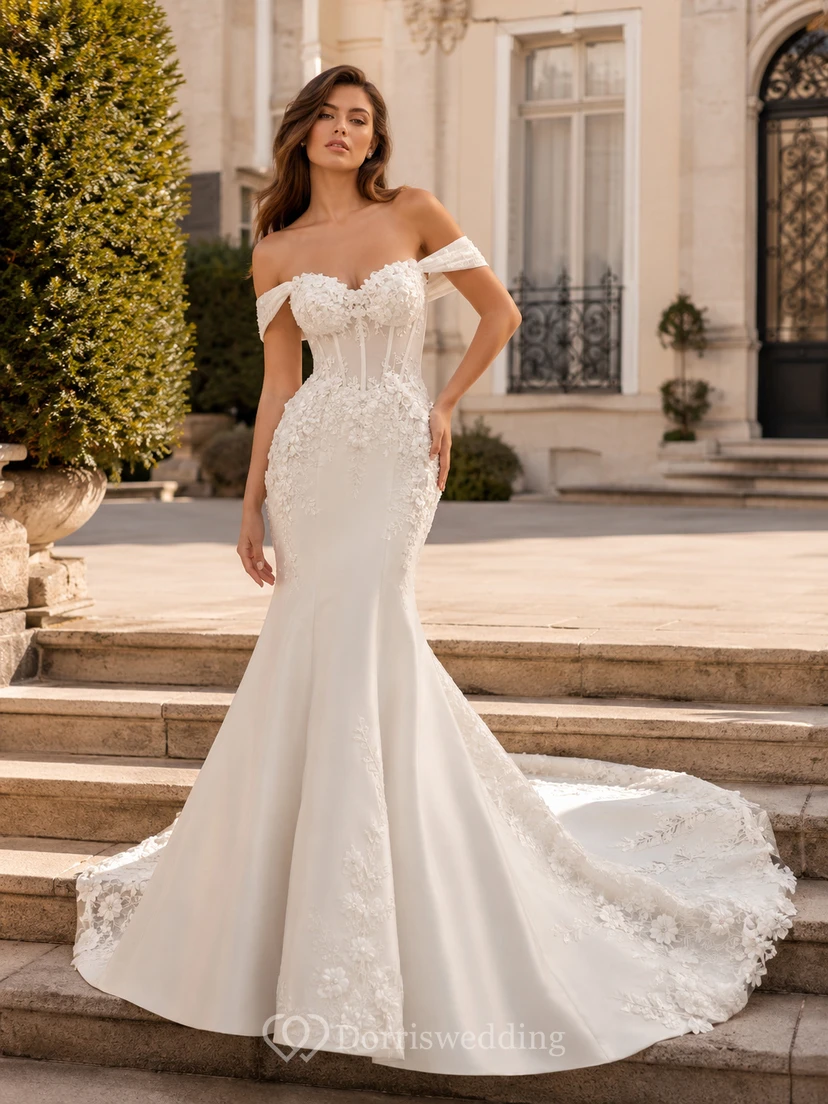 Robe de mariée sirène élégante en satin et dentelle, épaules dénudées, manches courtes, traîne chapelle et godets, idéale pour une salle de bal.