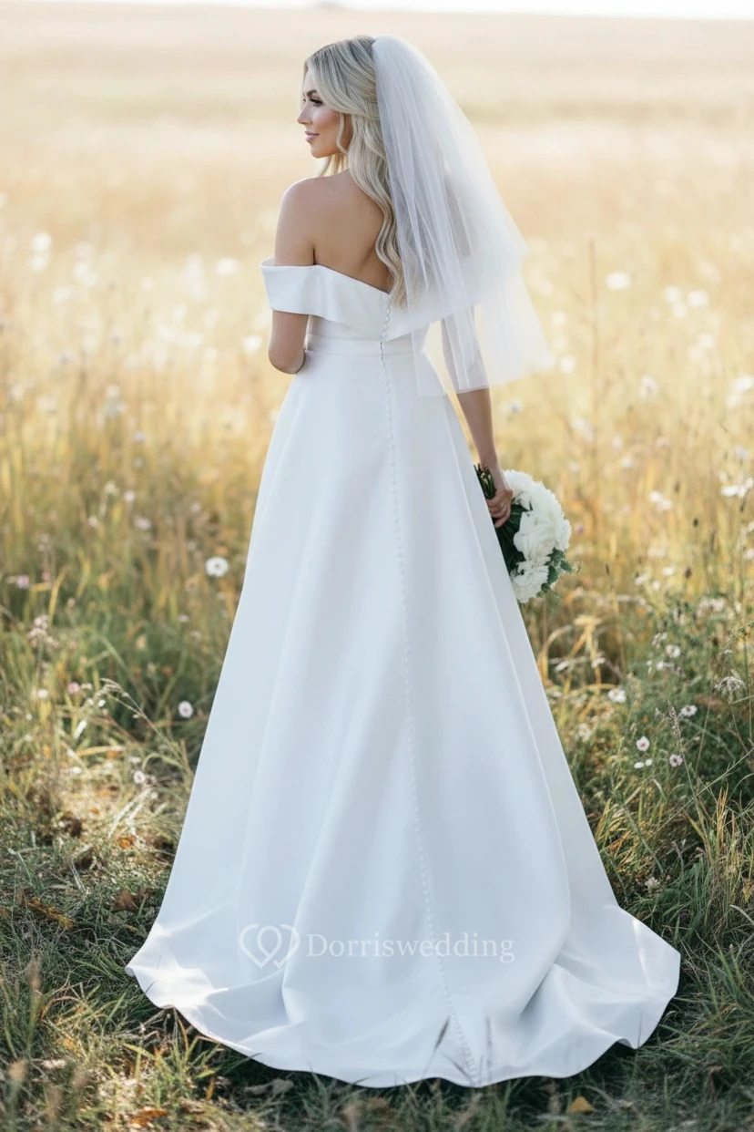 Robe de mariée crayon en satin à épaules dénudées view 2