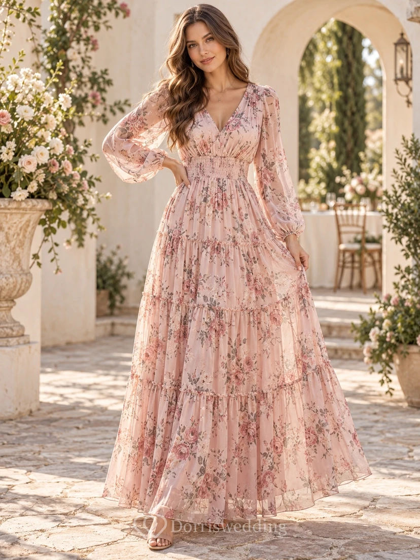 Vestido de invitada de boda de gasa rosa empolvado con mangas largas y estampado floral estilo bohemio, color rosa rubor, con volantes y diseño escalonado.