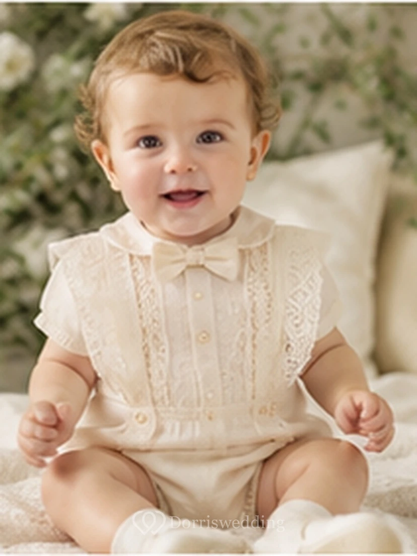 Grenouillère de baptême en dentelle crème avec bavoir et nœud papillon pour bébé garçon
