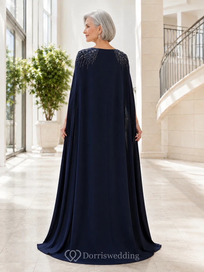 Dunkelblaues, schlichtes, bodenlanges Abendkleid mit U-Boot-Ausschnitt, Perlenbesatz an den Schultern und langem Cape – ideal für die Mutter der Braut view 2
