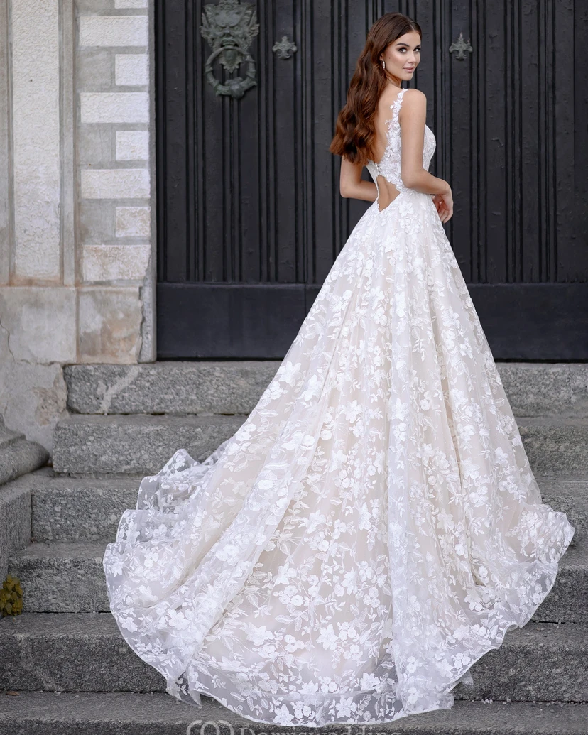 Robe de mariée en dentelle, col V, sans manches, ornée d'appliqués et d'une découpe en forme de goutte view 3