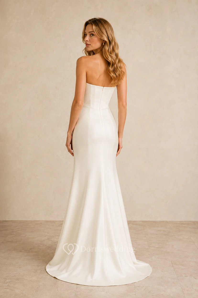 Robe de mariée sirène en satin ivoire, bustier sans bretelles, avec traîne. view 2