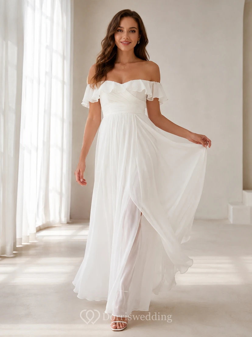 Robe de mariée romantique élégante en mousseline drapée, épaules dénudées et décolleté en cœur, style jardin.