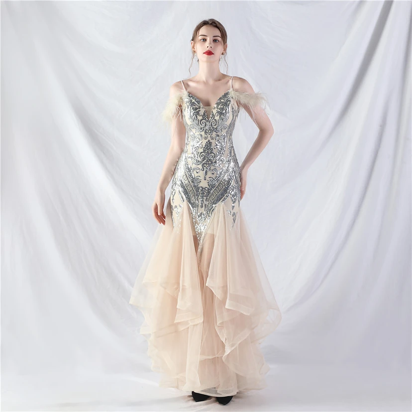 Robe de danse artisanale en filet rigide orné de plumes d'autruche, de perles et de fleurs, confectionnée en maille. view 59