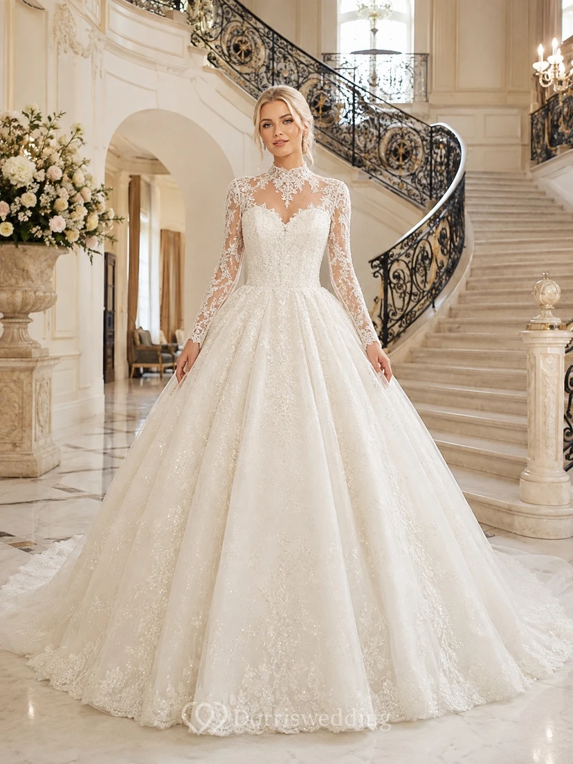 Vestido de novia de encaje de manga larga, corte en A, con cola catedral y detalles decorativos para la ceremonia.