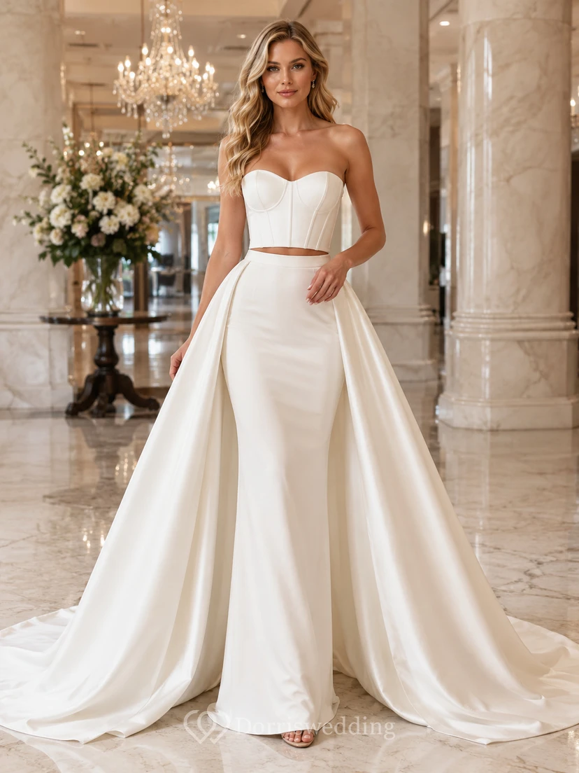 Vestido de novia de satén sin tirantes estilo sirena con sobrefalda desmontable. Conjunto nupcial de hotel.