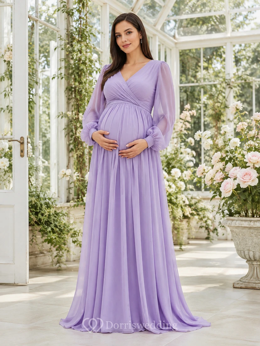 Lavendelfarbenes Chiffon-Umstandsbrautjungfernkleid mit V-Ausschnitt, Poetenärmeln und romantischem Garten-Stil