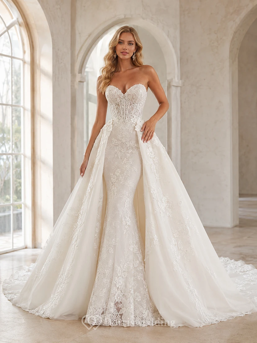 Vestido de novia de encaje y tul estilo sirena, sin tirantes, con escote corazón, cola larga y espalda en V baja.