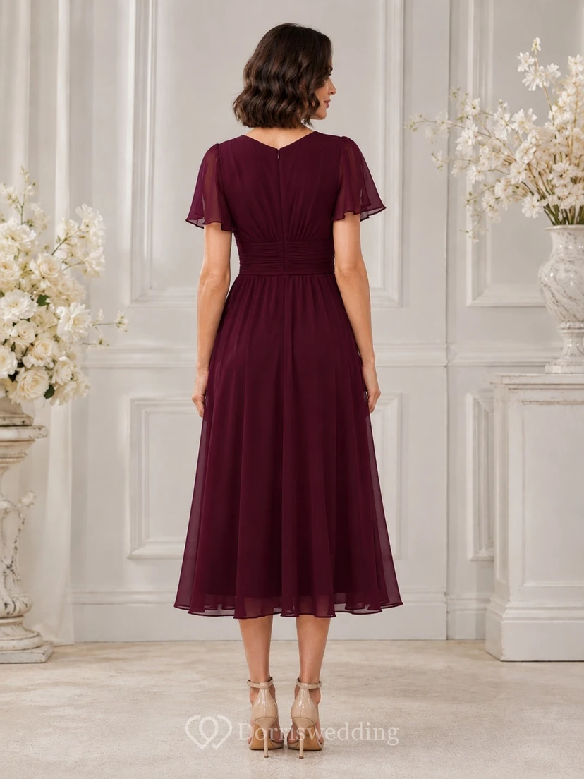 Vestido formal de gasa burdeos con escote en V, manga corta y corte en A, largo hasta la rodilla, de elegancia discreta. view 2