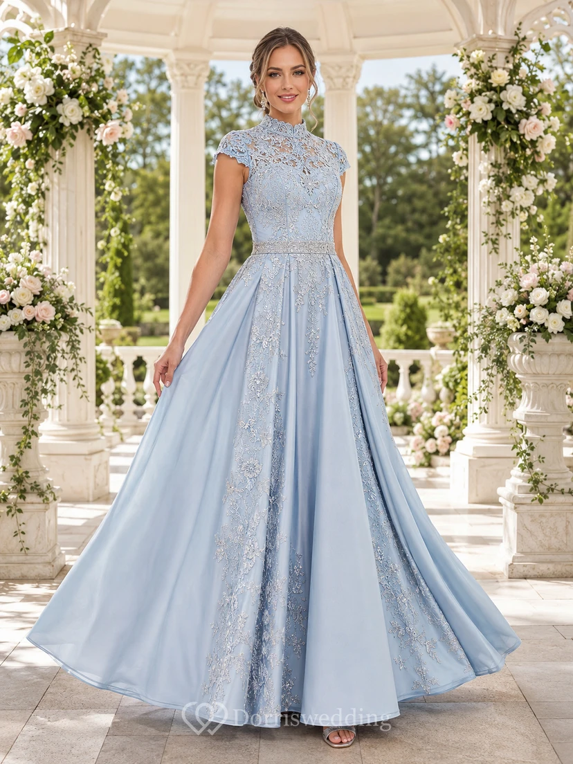 Elegantes, himmelblaues, bodenlanges Ballkleid aus Spitze mit hohem Kragen und kurzen Ärmeln