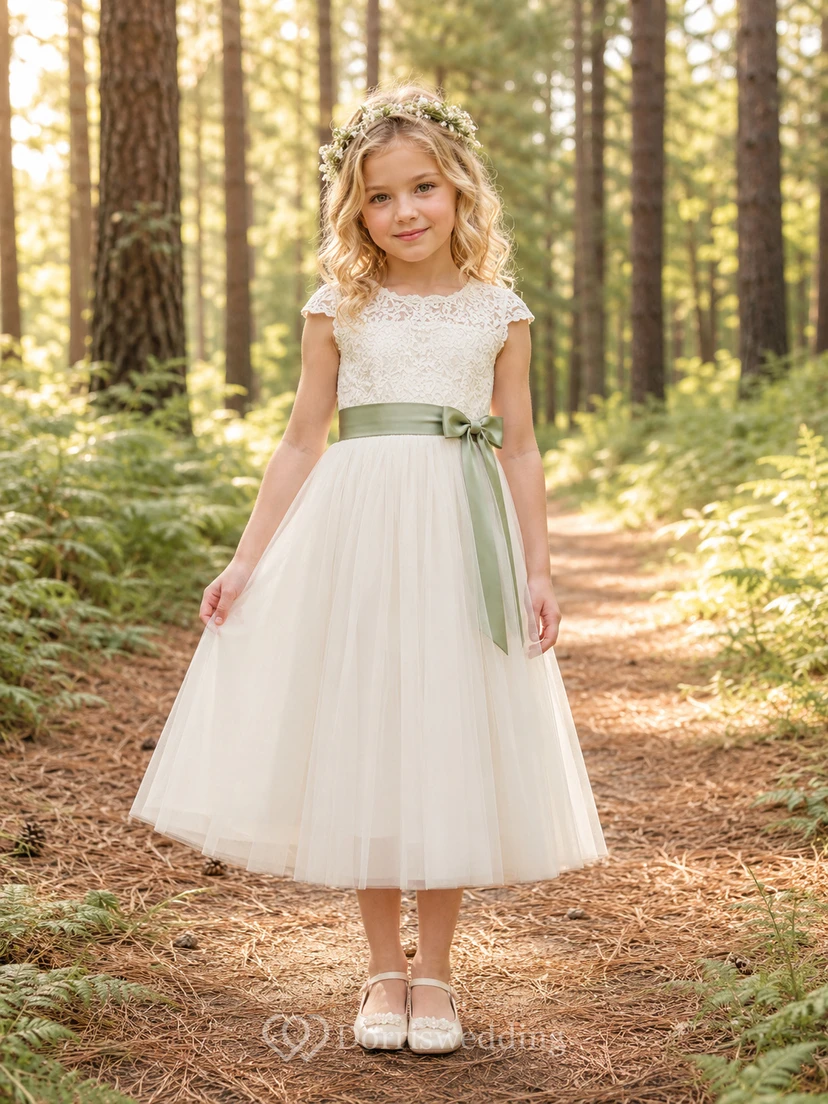 Blumenmädchenkleid in A-Linie mit kurzem Ärmel, Rundhalsausschnitt, wadenlangem Rock und Schärpenverzierung aus Tüll und Spitze mit salbeigrüner Schärpe.