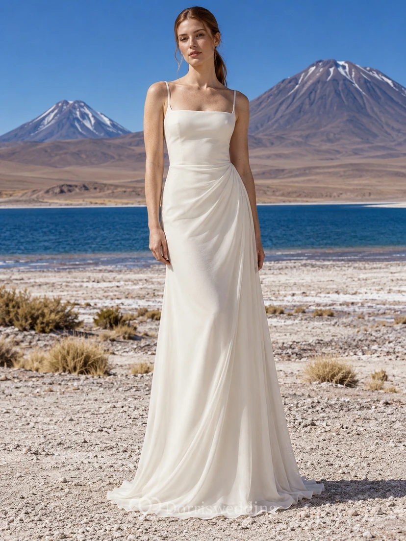 Vestido de novia de gasa con escote cuadrado, tirantes finos y fruncido lateral.