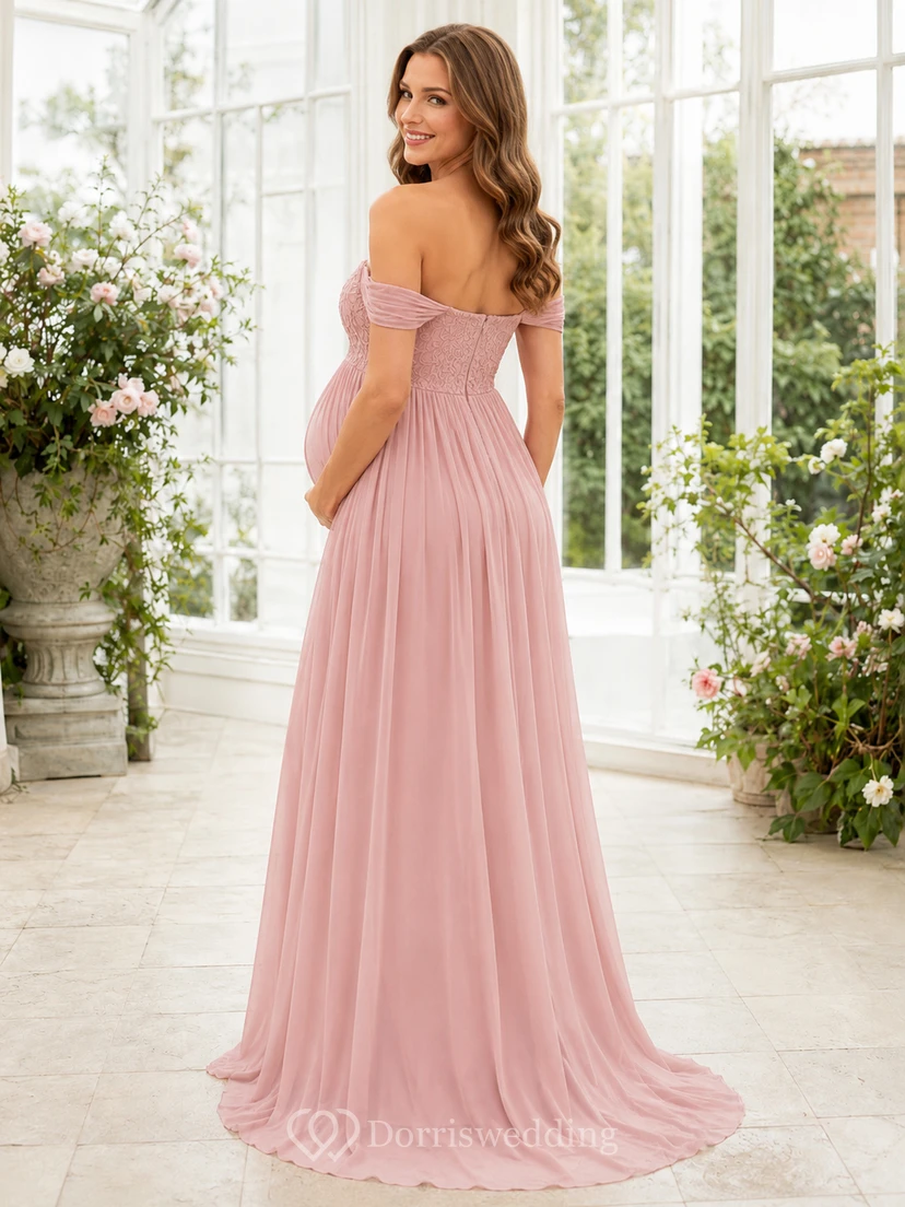 Vestido formal de gasa con escote imperio, hombros descubiertos y corpiño de encaje rosa rubor para embarazadas. view 2
