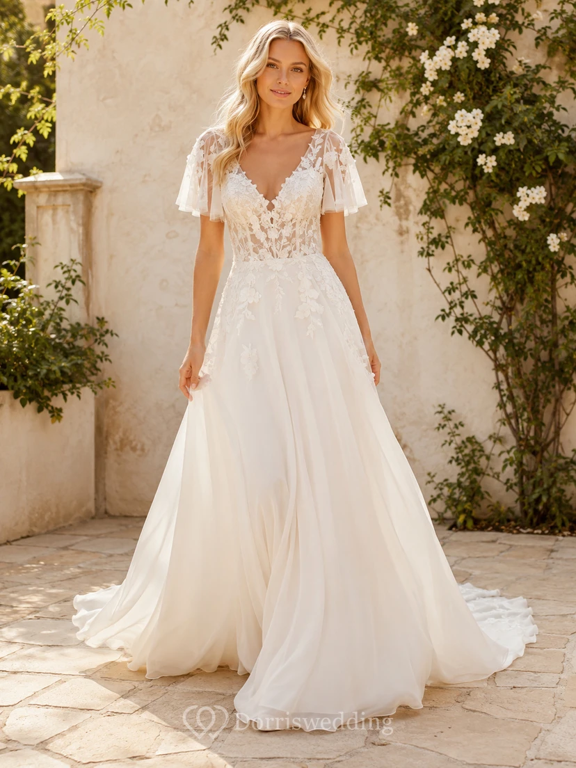 Robe de mariée romantique en mousseline de soie, coupe trapèze, manches papillon, col en V et traîne courte, à manches papillon et col en V
